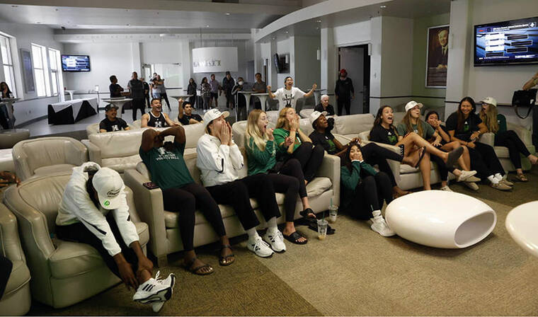JAMM AQUINO / JAQUINO@STARADVERTISER.COM
The Hawaii Rainbow Wahine volleyball team reacts upon discovery of their bracket placing in the NCAA tournament at Stan Sheriff Center.