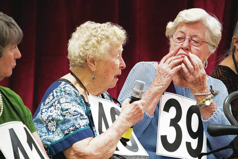 CRAIG T. KOJIMA / CKOJIMA@STARADVERTISER.COM
104-year-old Lucile Mistysn, middle, spelled her word in the first round.
