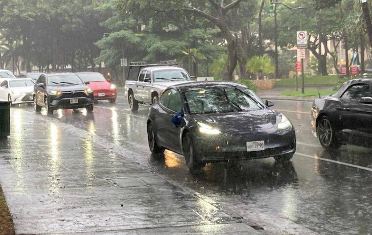 CRAIG T. KOJIMA / CKOJIMA@STARADVERTISER.COM
Rain dampened Punchbowl Street this morning.