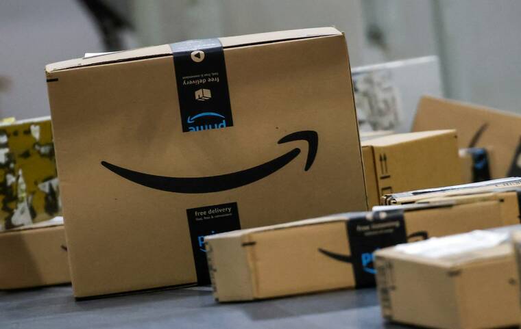 REUTERS/EDUARDO MUNOZ/FILE PHOTO
Boxes lie on a conveyor belt during Cyber Monday at Amazons fulfillment center in Robbinsville, N.J., on Dec. 2. Pressure is building on Amazon.com to come to the bargaining table with the Teamsters union as thousands of workers threaten to strike during the retailers busy holiday selling season.