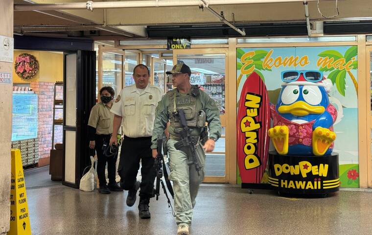 VICTORIA BUDIONO / VBUDIONO@STARADVERTISER.COM
The front entrance of the Don Quijote Honolulu store on Kaheka Street this evening. A disturbance inside apparently involving a man who barricaded himself in the store forced the business to close.